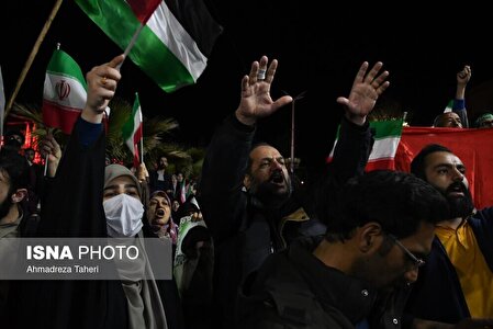 تجمع شبانه پس از حمله موشکی به اسرائیل/عکس
